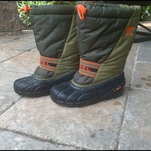 Boy’s Sorel snow boots (size 5)